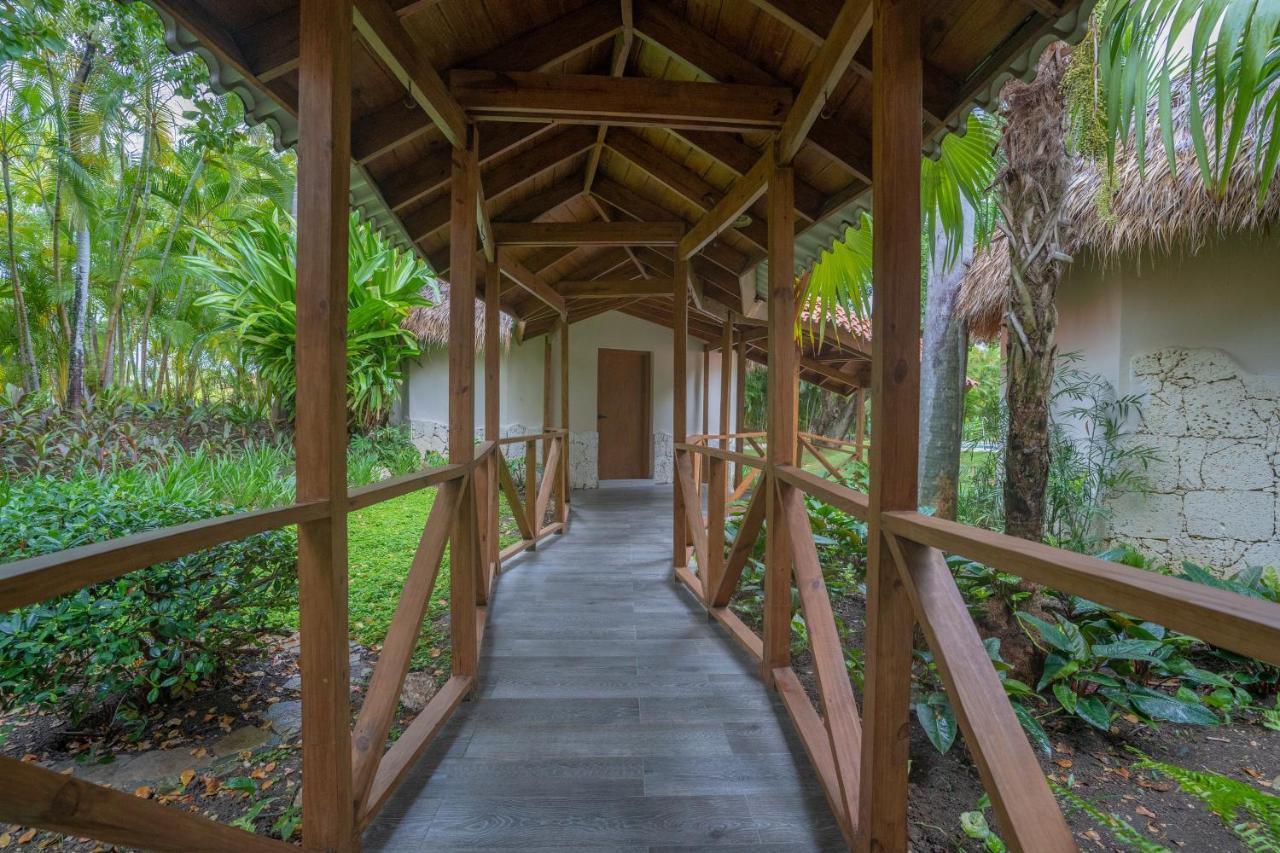 Caribe Deluxe Princess Punta Cana Esterno foto A walkway at the resort