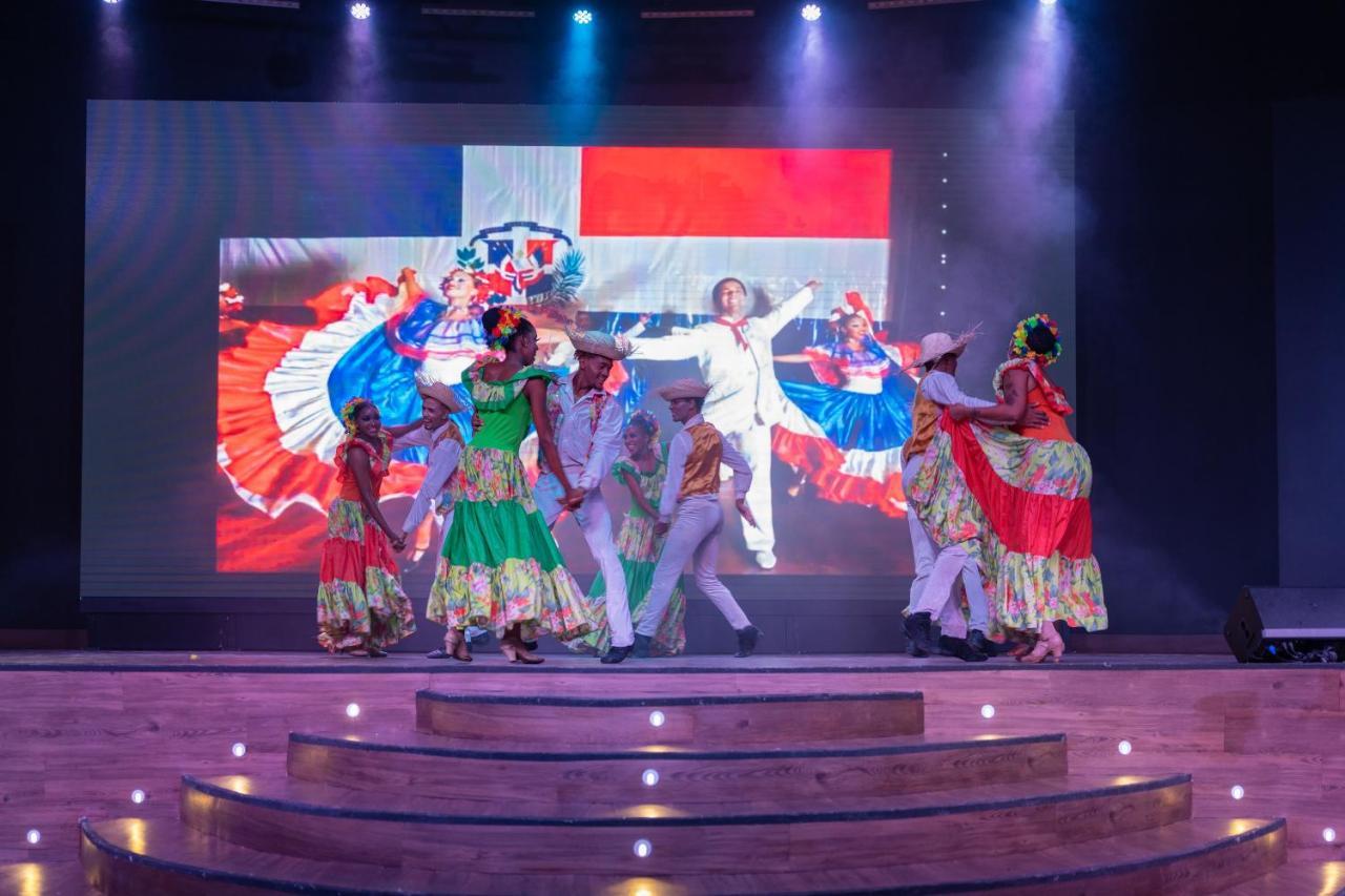 Caribe Deluxe Princess Punta Cana Esterno foto Dancers from the Dominican Republic