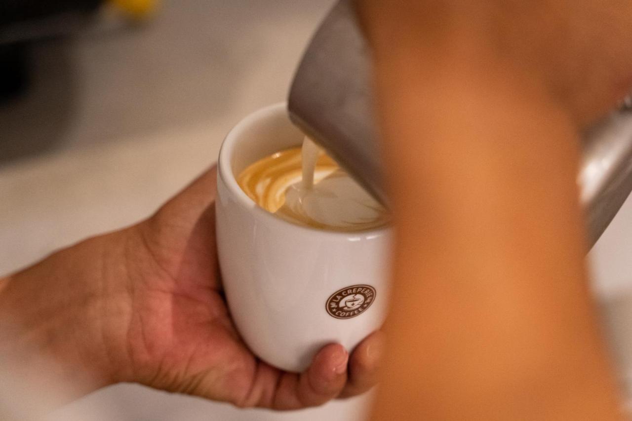 Caribe Deluxe Princess Punta Cana Esterno foto A barista prepares a coffee drink.