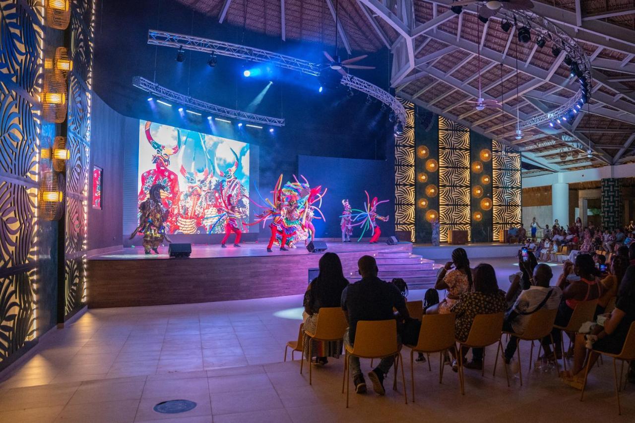 Caribe Deluxe Princess Punta Cana Esterno foto The stage at the resort's main lobby