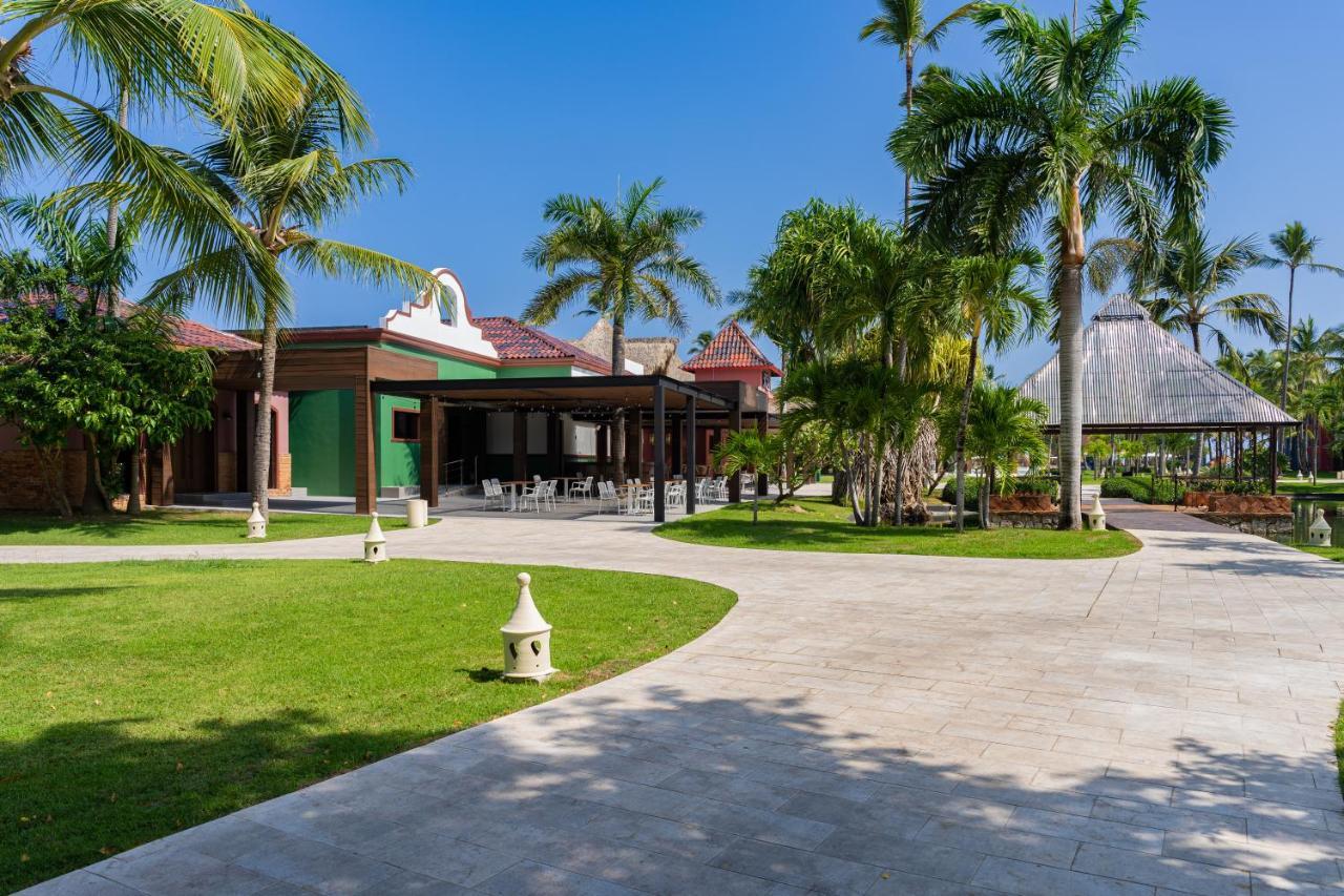 Caribe Deluxe Princess Punta Cana Esterno foto The resort's grounds