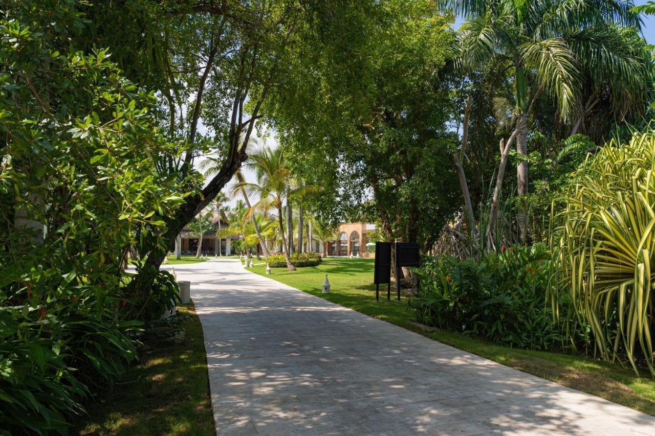 Caribe Deluxe Princess Punta Cana Esterno foto A street in the community