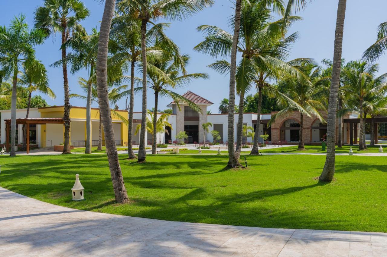 Caribe Deluxe Princess Punta Cana Esterno foto The resort's grounds