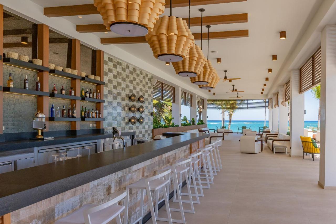 Caribe Deluxe Princess Punta Cana Esterno foto The bar at the rooftop lounge