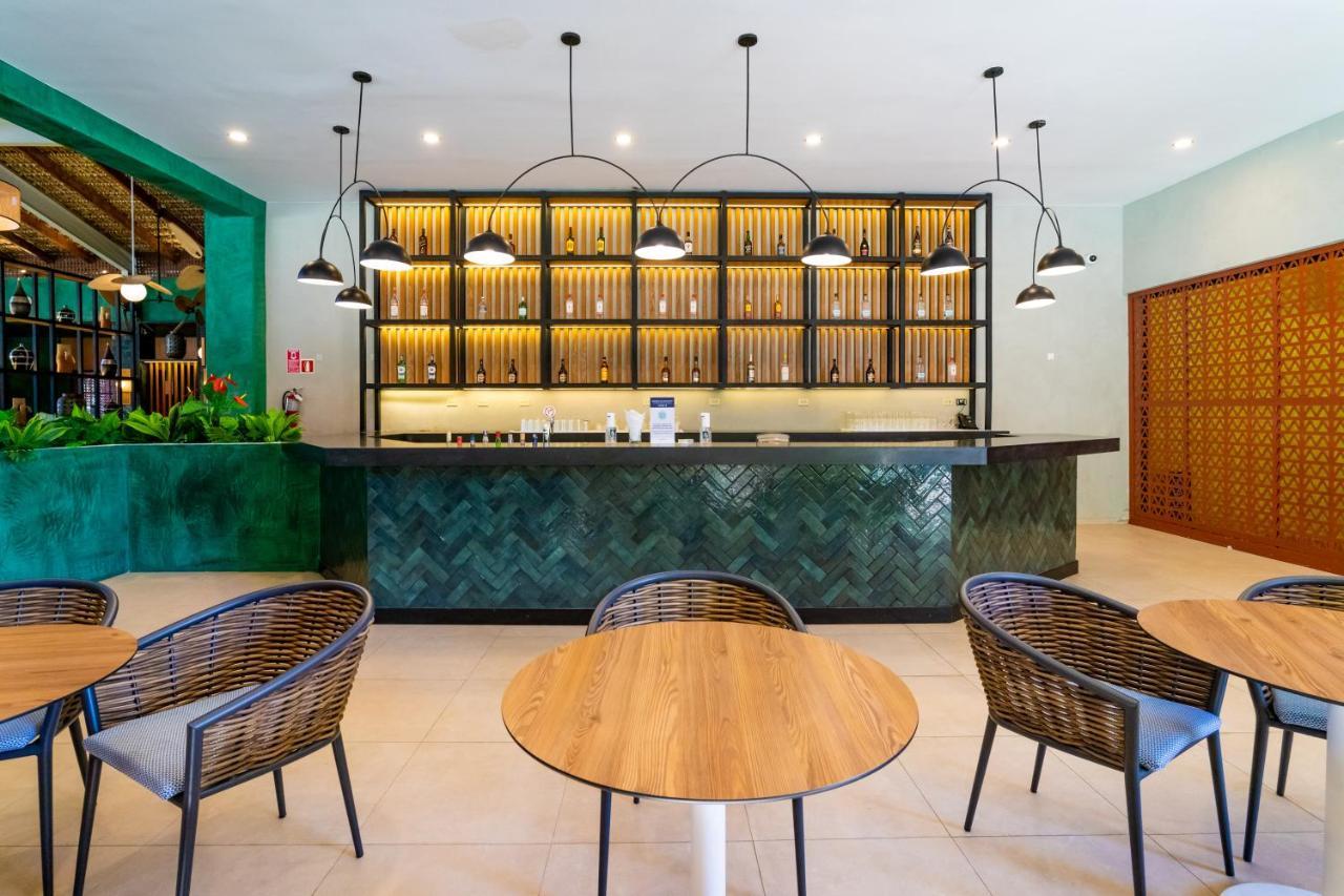 Caribe Deluxe Princess Punta Cana Esterno foto The bar at the clubhouse