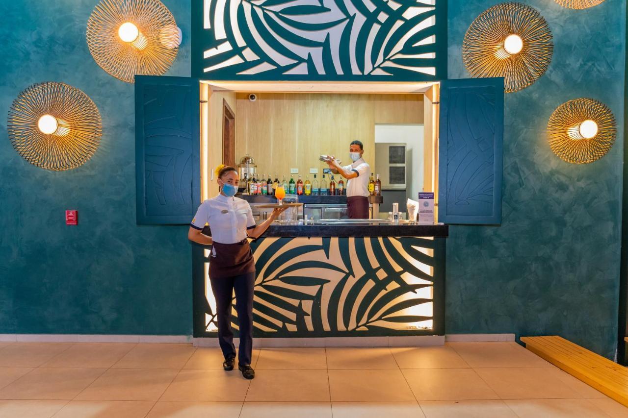 Caribe Deluxe Princess Punta Cana Esterno foto The bar at the lounge