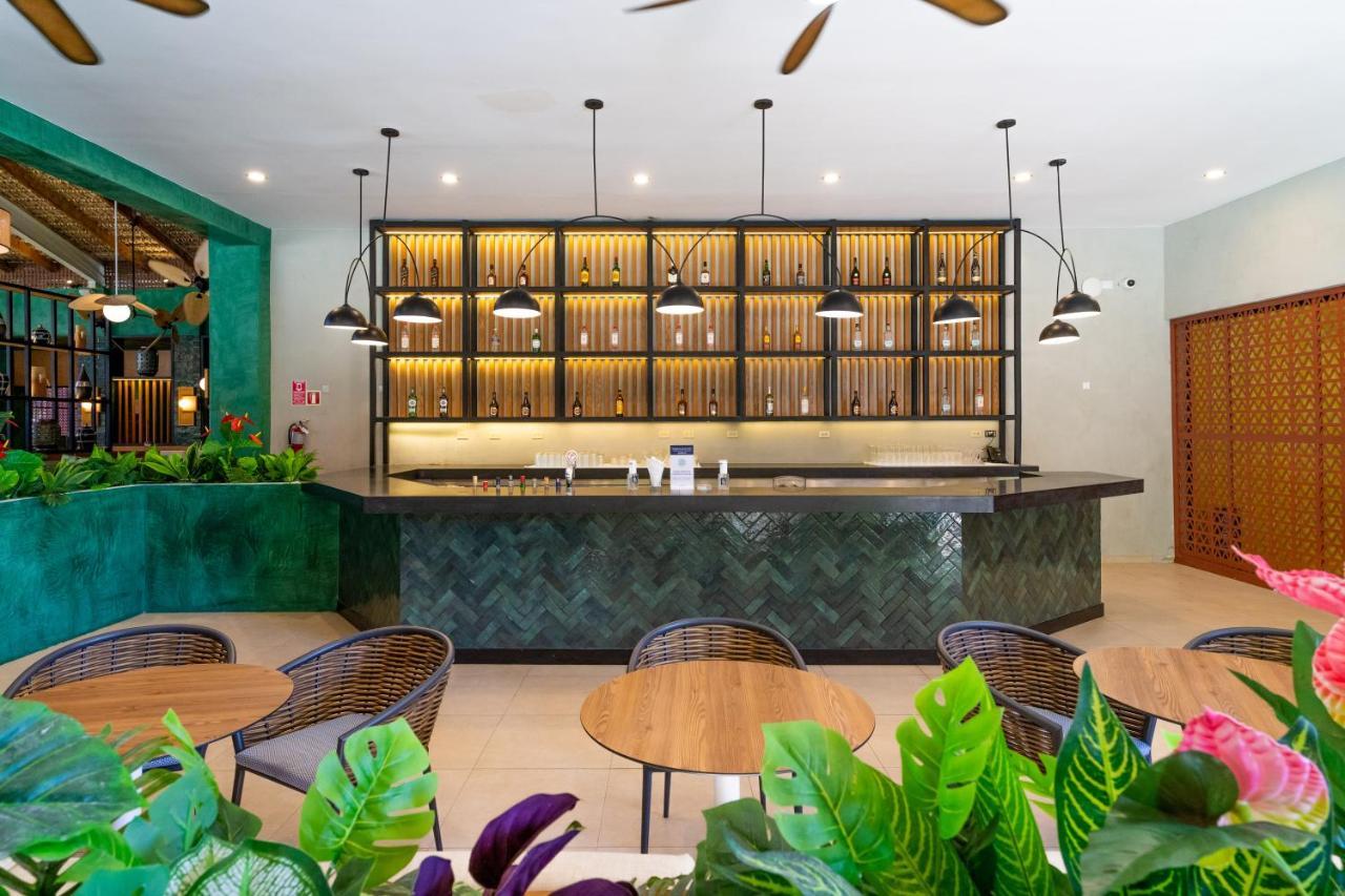 Caribe Deluxe Princess Punta Cana Esterno foto The bar at the hotel