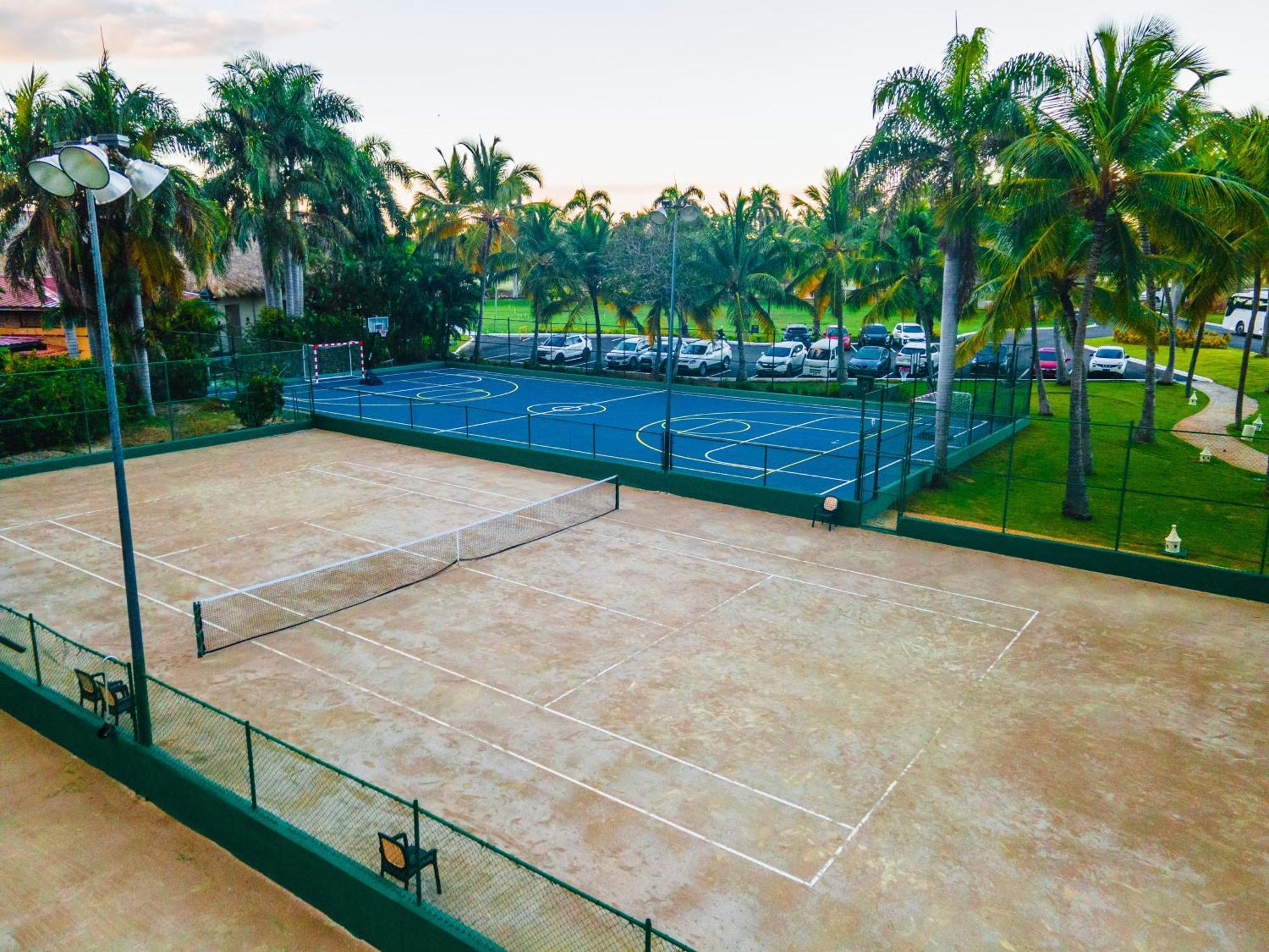 Caribe Deluxe Princess Punta Cana Esterno foto Tennis courts at the Boca Raton Resort